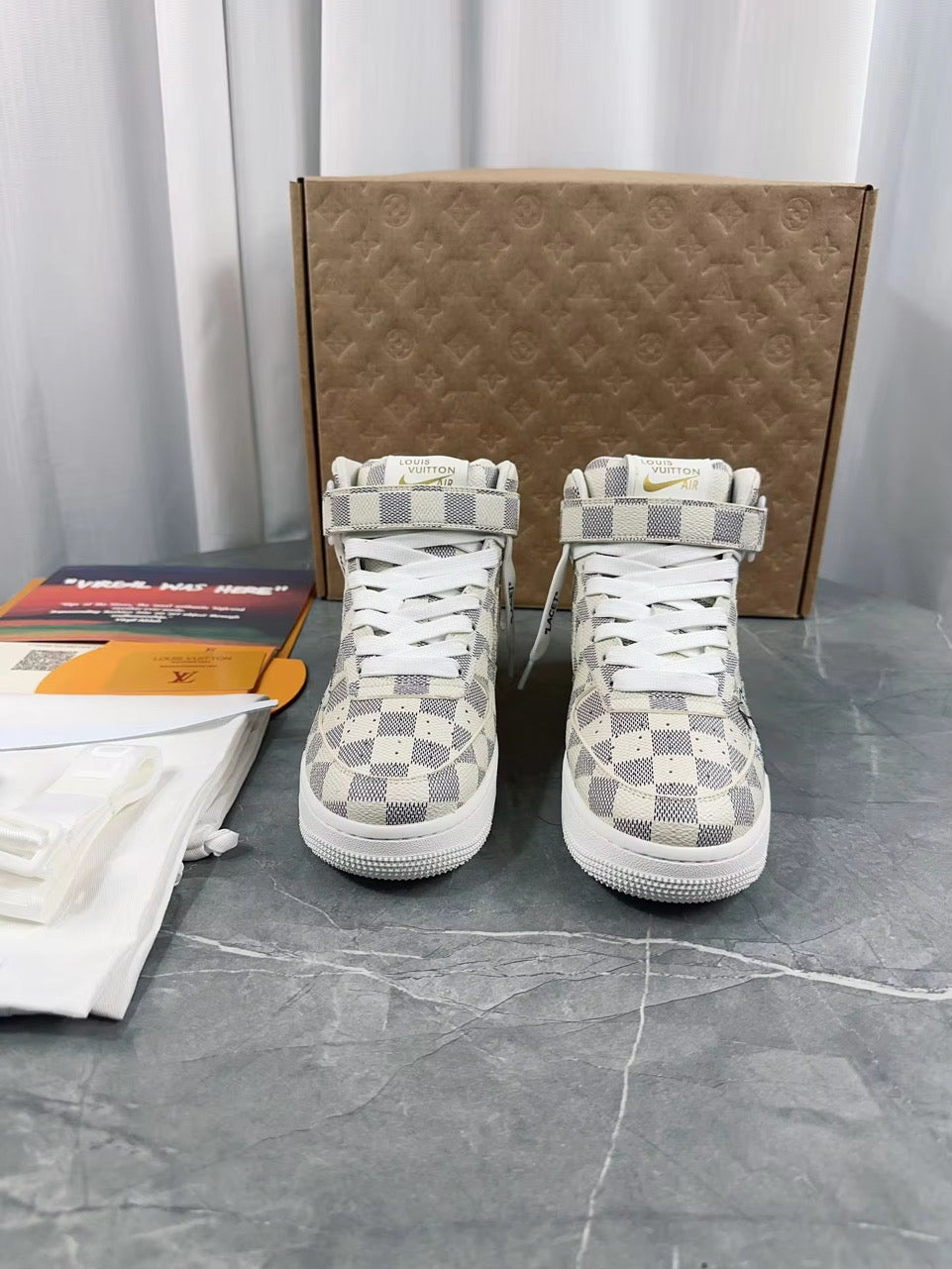 Air Force 1 Mid de Nike x Louis Vuitton "Graffiti"